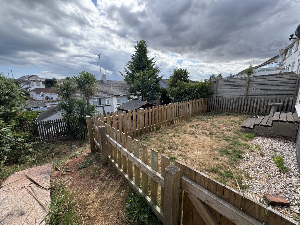 Lot: 105 - SEMI-DETACHED HOUSE FOR IMPROVEMENT IN POPULAR LOCATION - Rear garden